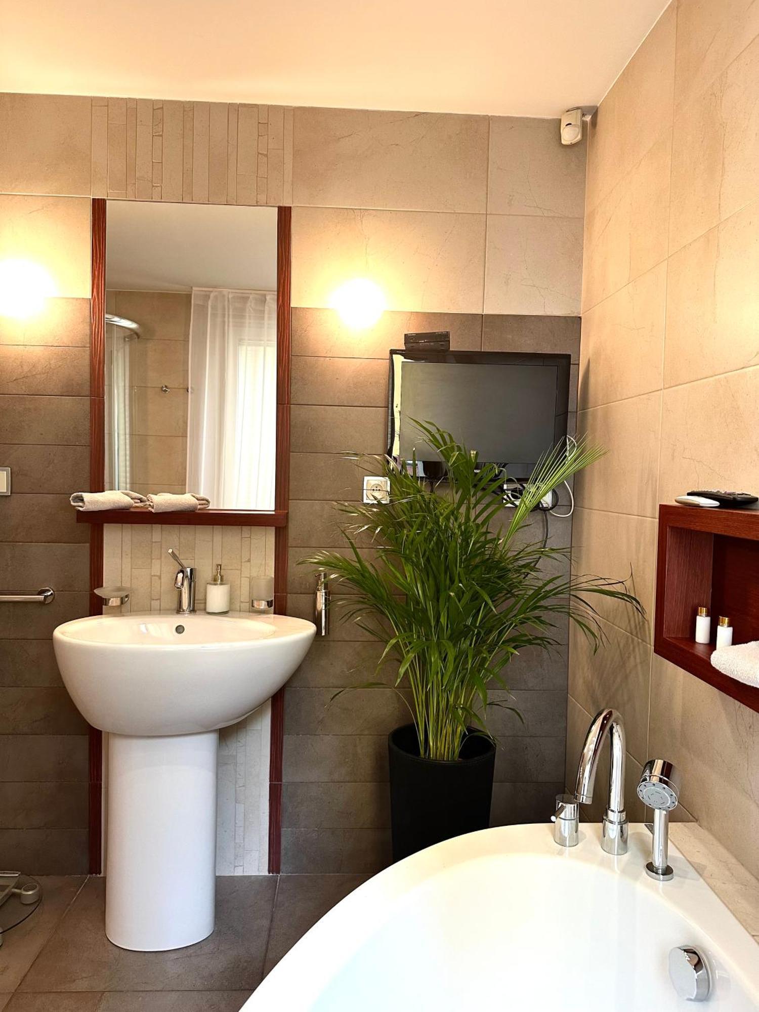 Laciarska Apartment ~ 200M Main Square ~ Self Check-In 20H Breslavia Esterno foto